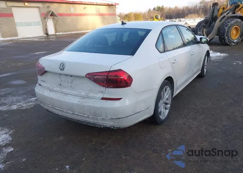 2019 Volkswagen Passat 2.0T Wolfsburg Edition z USA, uszkodzony, nr VIN 1VWLA7A39KC011301